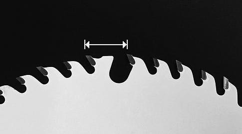 定期振動波を吸収する「不等ピッチ」