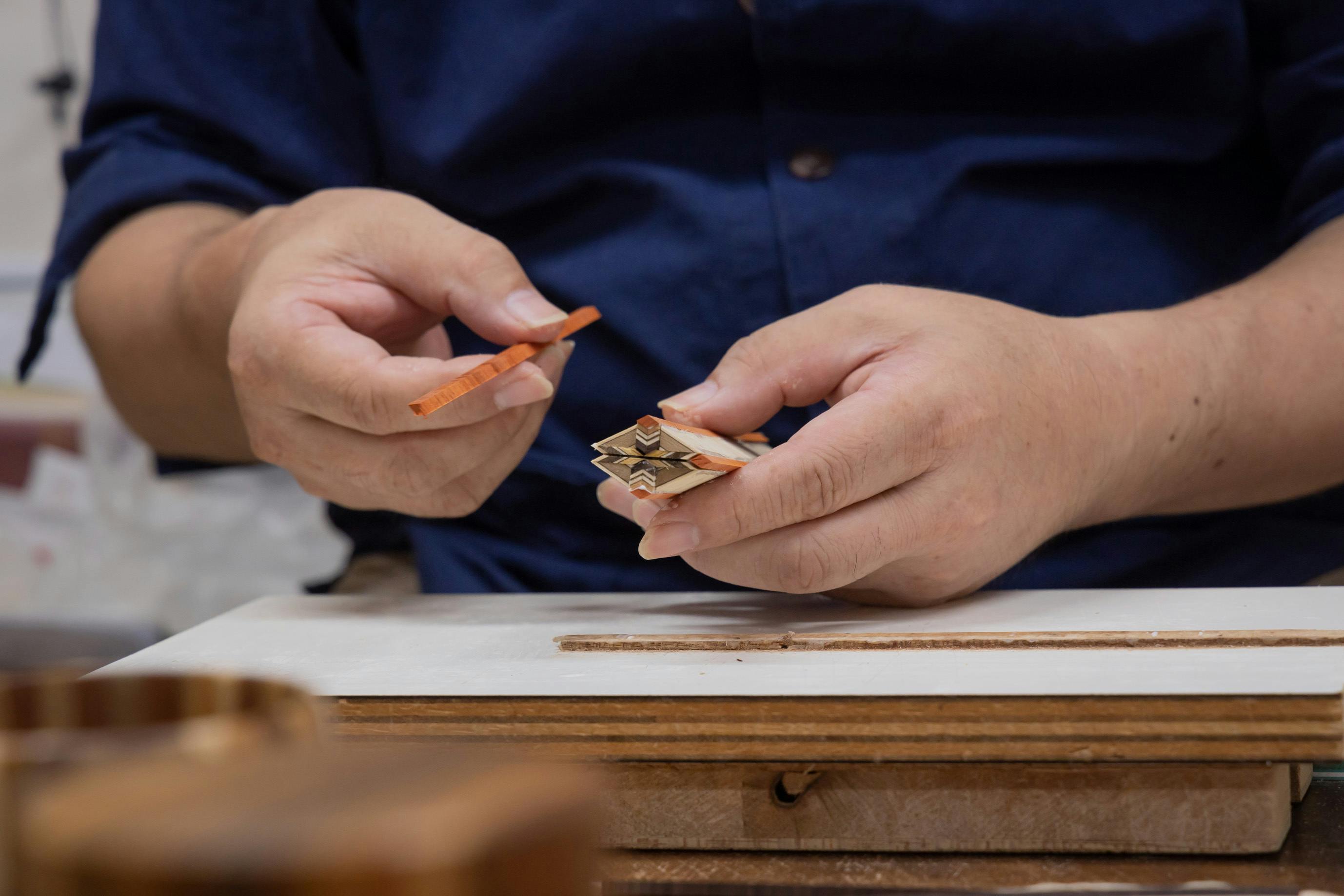 日本の伝統工芸・箱根寄木細工を楽器に装飾し世界中の愛好家にお届け
