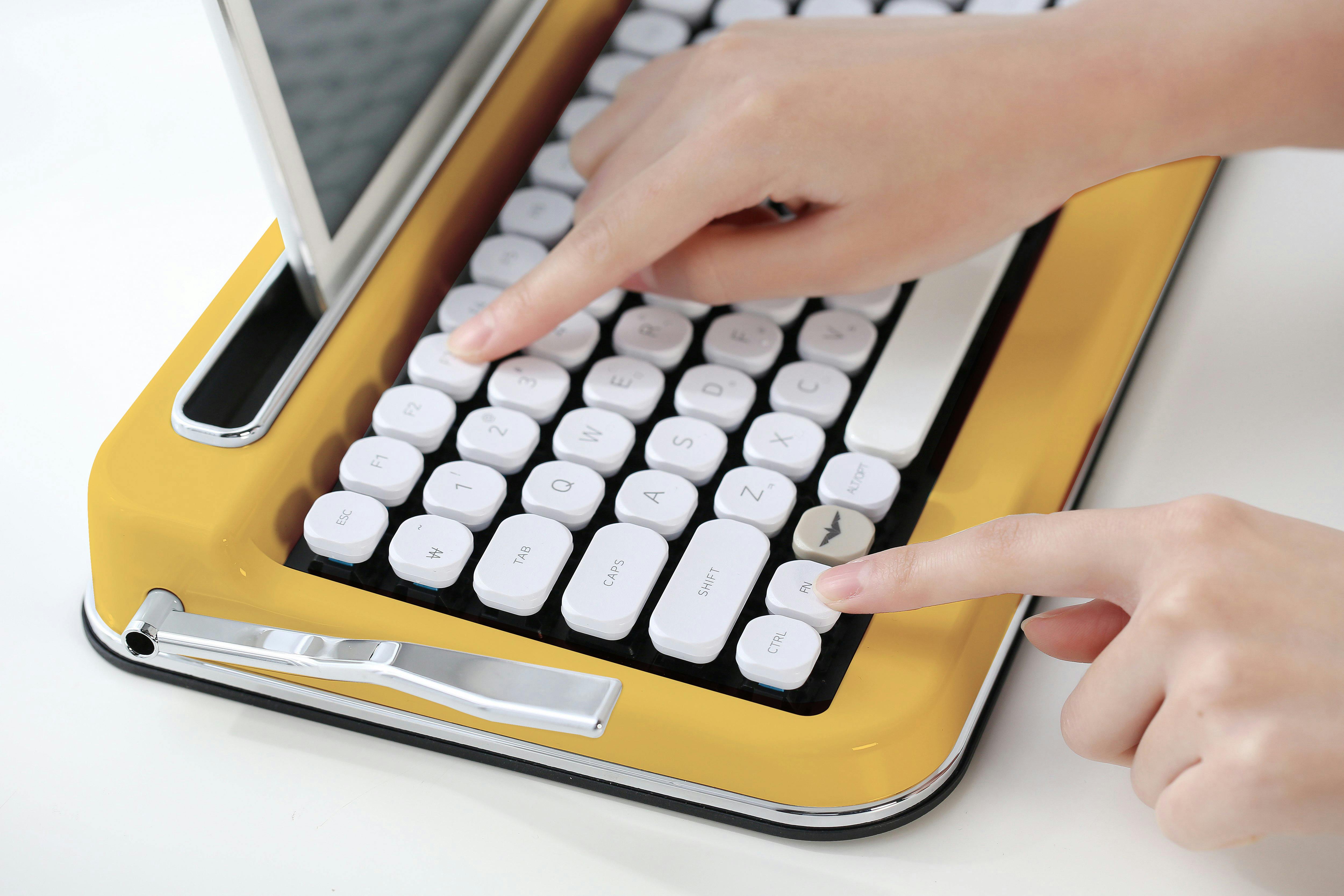 新しいレトロ。タイプライターワイヤレスキーボード「PENNA 新しいレトロ。タイプライターワイヤレスキーボード「PENNA