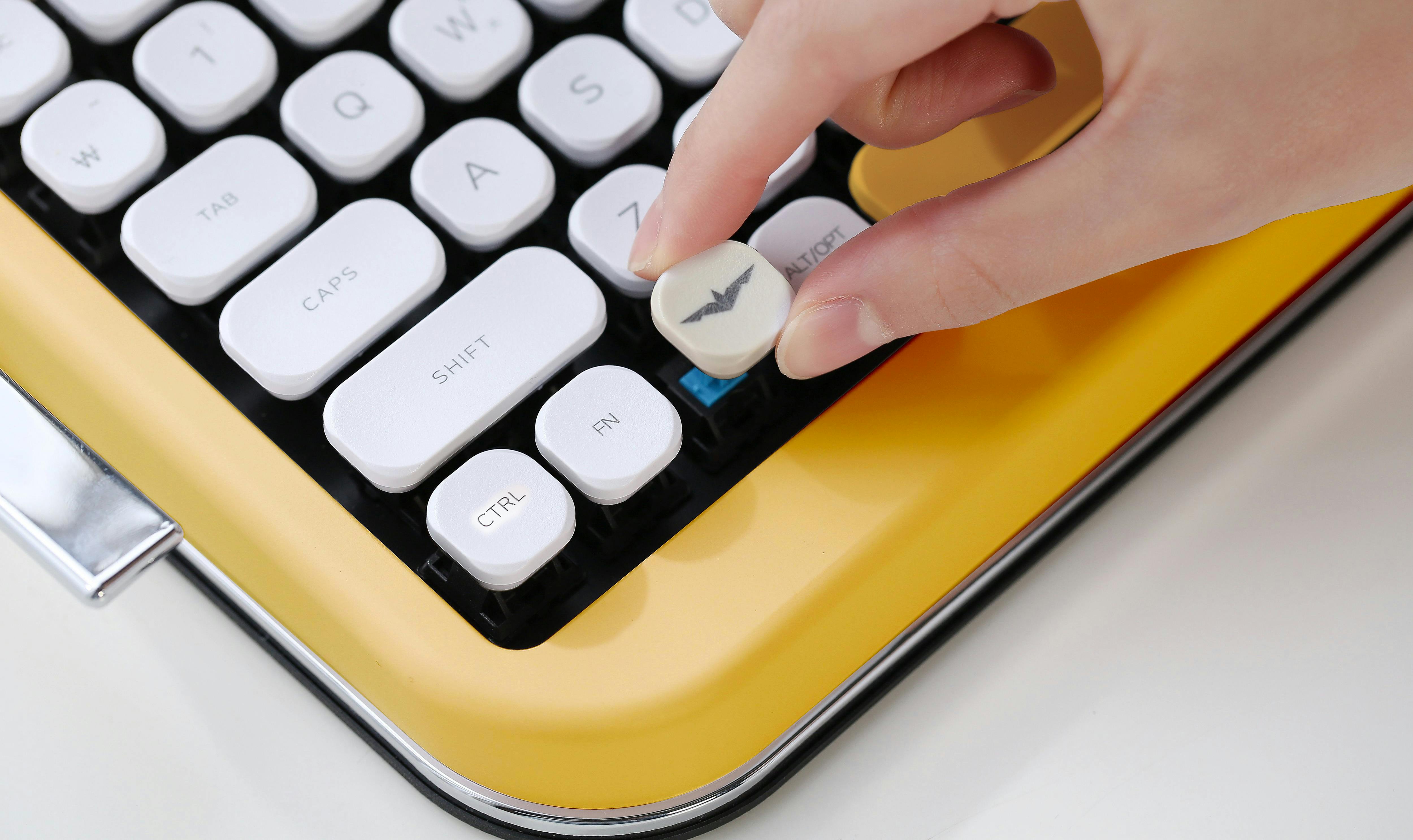 新しいレトロ。タイプライターワイヤレスキーボード「PENNA 新しいレトロ。タイプライターワイヤレスキーボード「PENNA