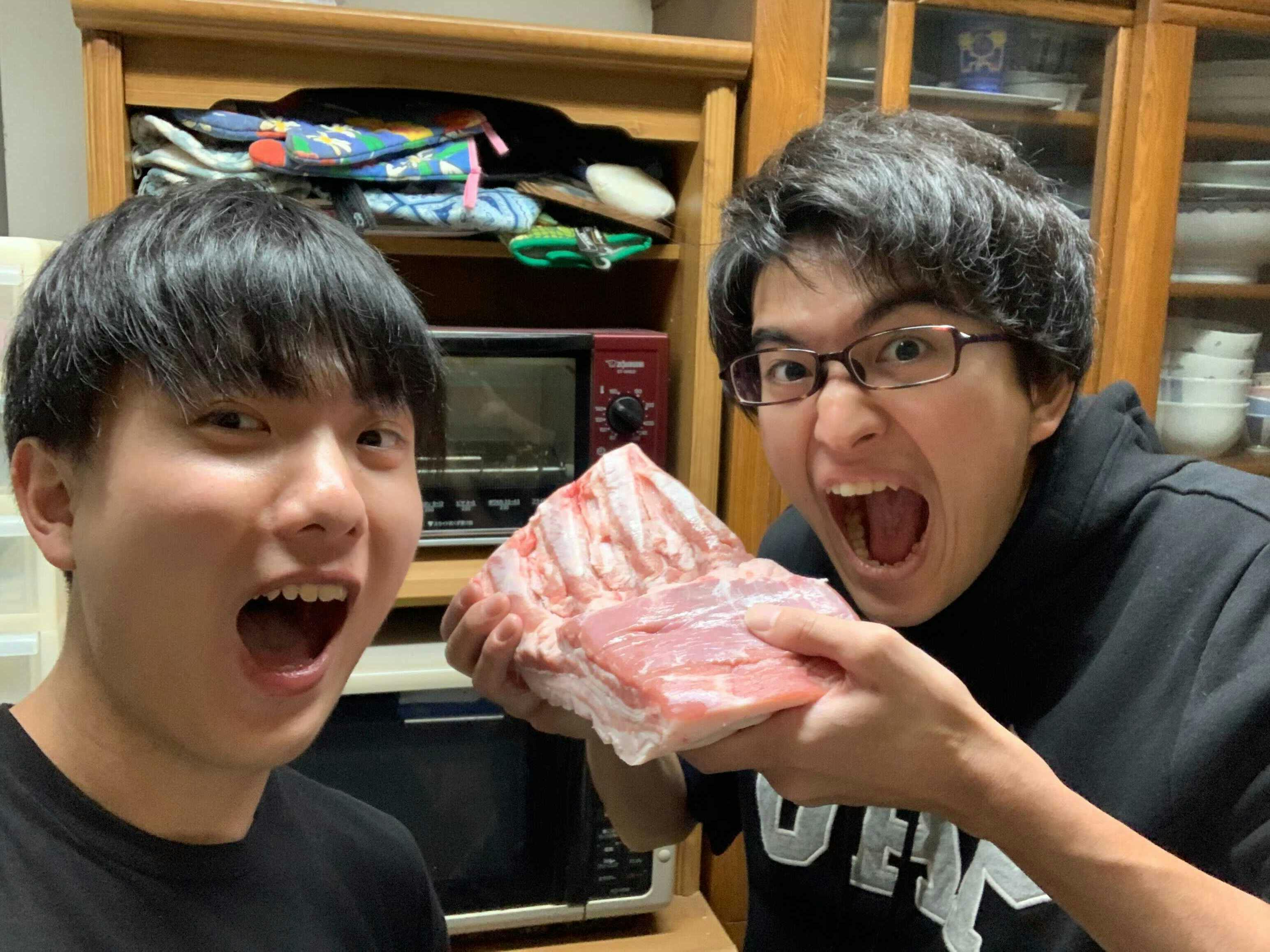 （大好きなお肉にテンションが上がっている様子（左））