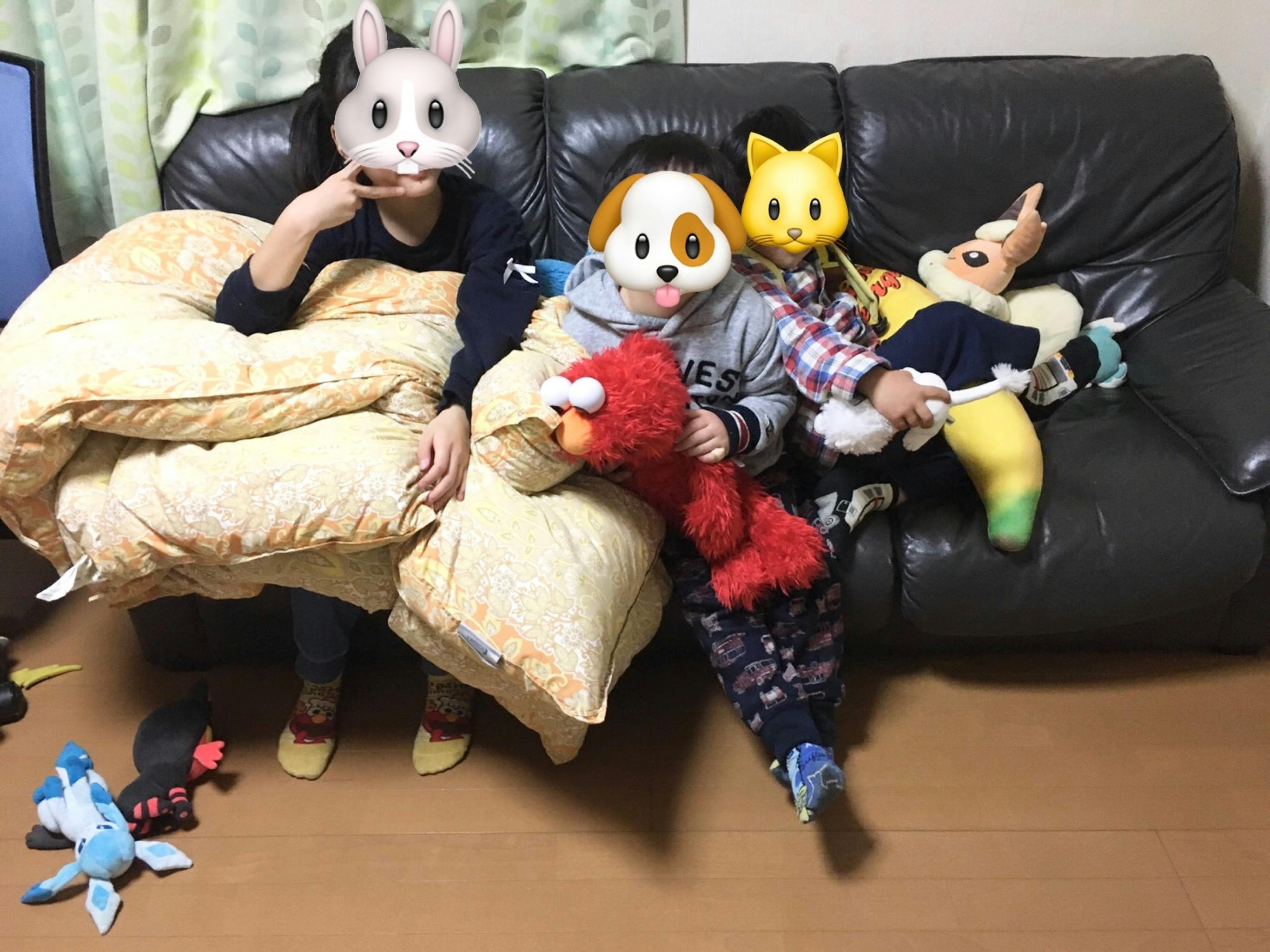 ぬいぐるみと赤ちゃん 中程度の精度で自動的に生成された説明