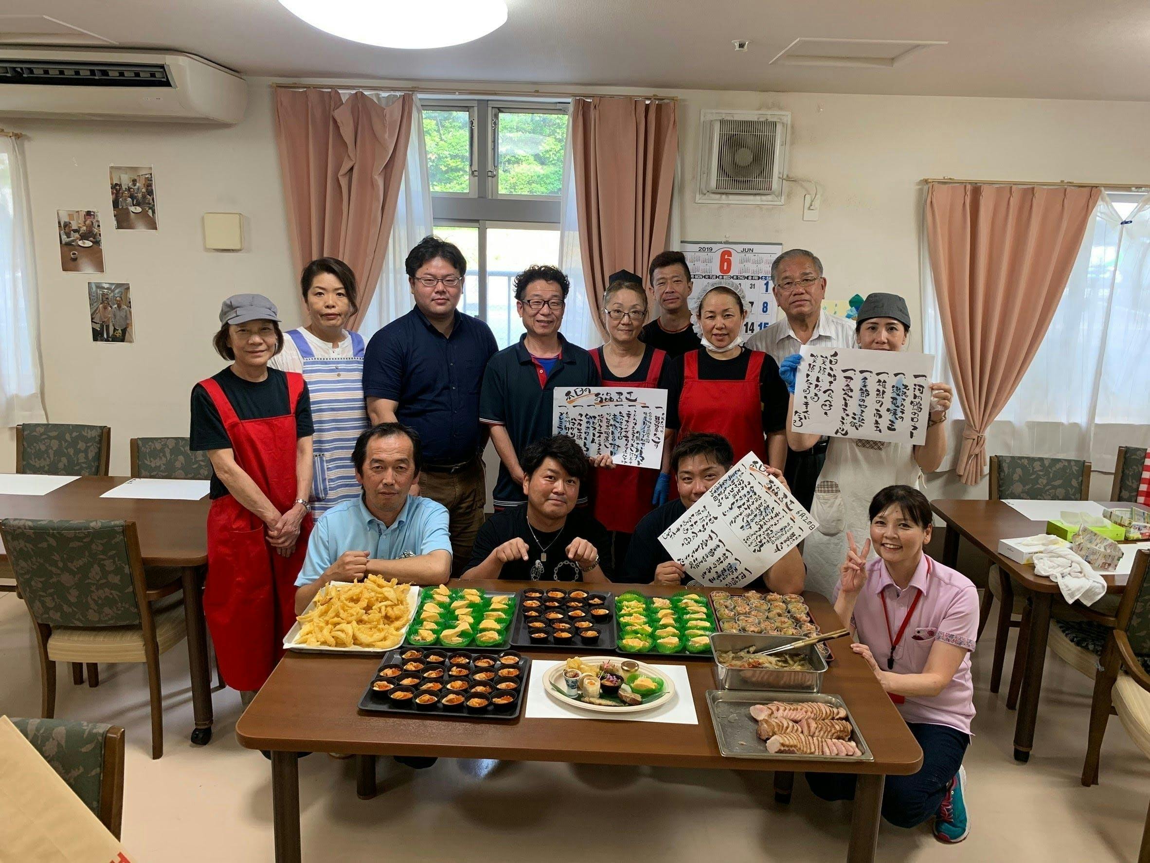 施設でスタッフみんなで割烹給食イベント