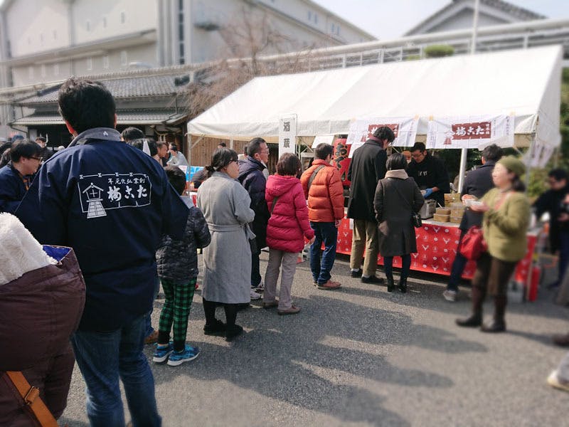 出張おでん屋に蔵開きに来た方々が並んでくれています