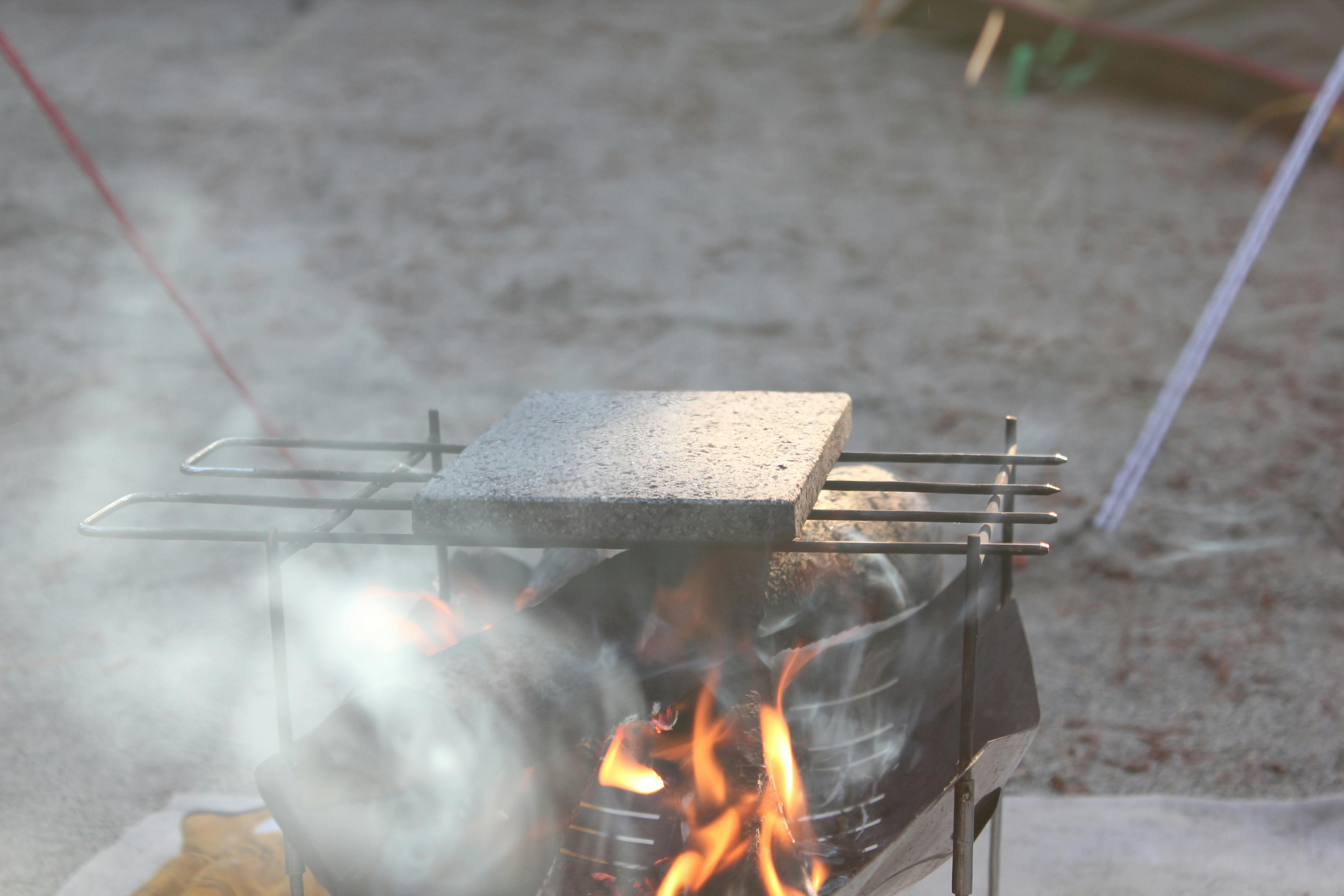 桜島溶岩パワー！肉の美味しさを引き出す自然の力「桜島溶岩プレート」 - CAMPFIRE (キャンプファイヤー)