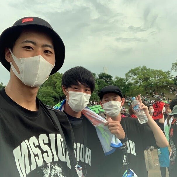 並んで立っている数人の男性 
低い精度で自動的に生成された説明