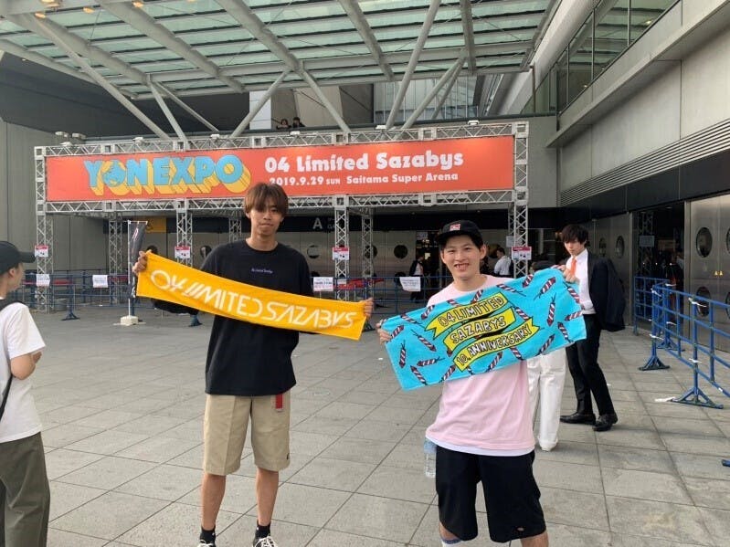 手でサインする男性 
低い精度で自動的に生成された説明