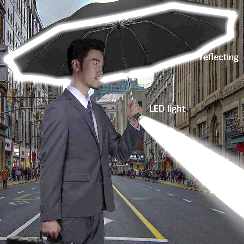 雨の夜道も安全に守る、反射テープ＆360度回転式LEDライト付き傘