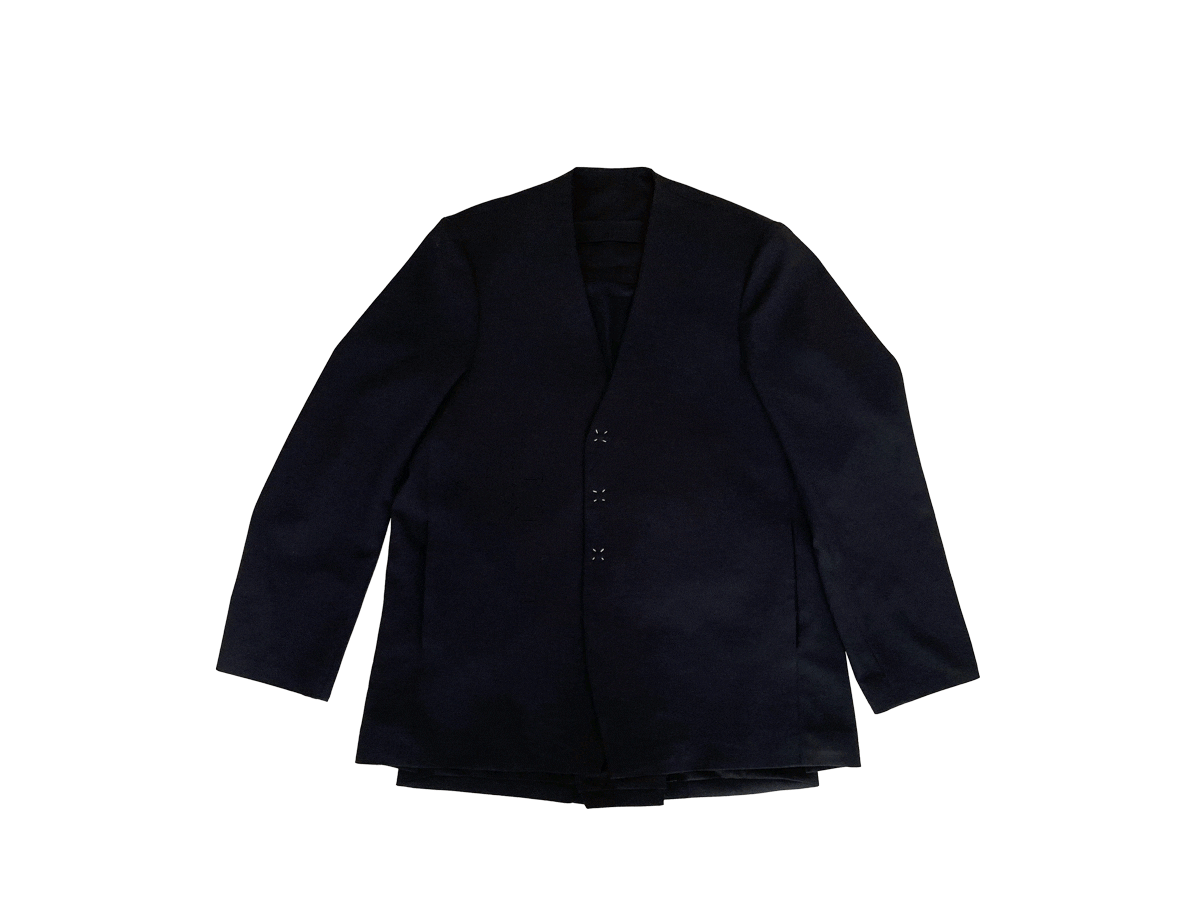 前身頃内側(下)の左右には11インチタブレットも収納可能なポケット