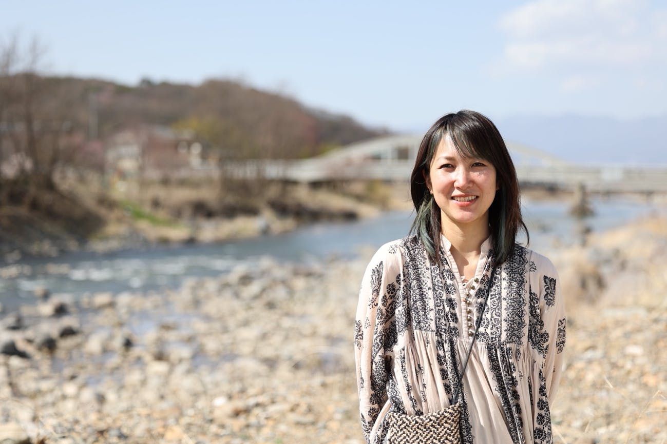 砂漠に立つ女性
自動的に生成された説明