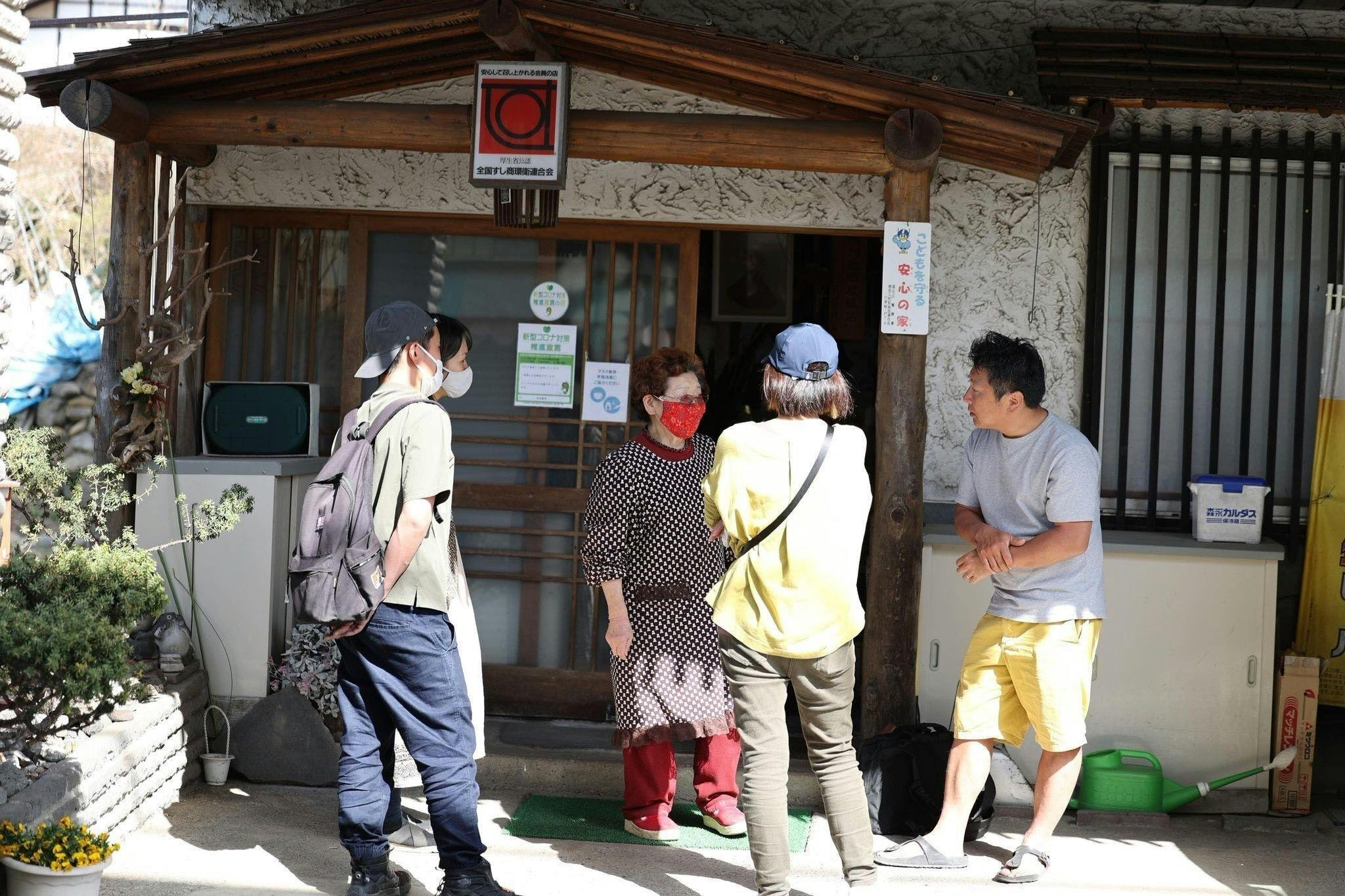 建物の前の歩道を歩いている人たち

低い精度で自動的に生成された説明