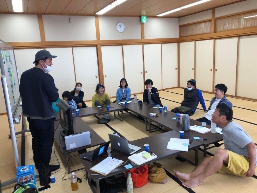 屋内, 人, 天井, テーブル が含まれている画像
自動的に生成された説明