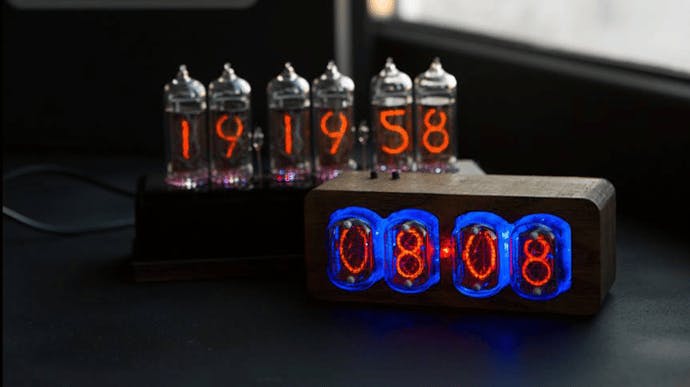 真空放電の暖かい光を放つニキシー管置き時計。大人の豊かさと余裕を 真空放電の暖かい光を放つニキシー管置き時計。大人の豊かさと余裕を