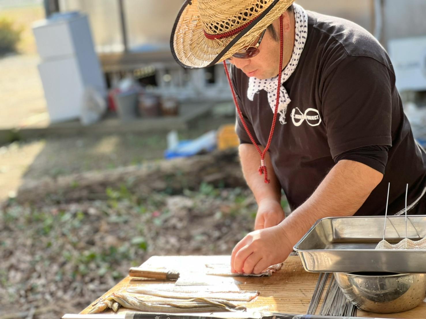 村長がうなぎを捌いている写真