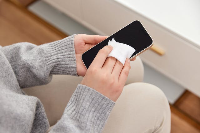 ティッシュペーパーや画面拭きは必要ありません。  家でも外でも、画面の汚れが気になった時はモバッシュ2で綺麗に