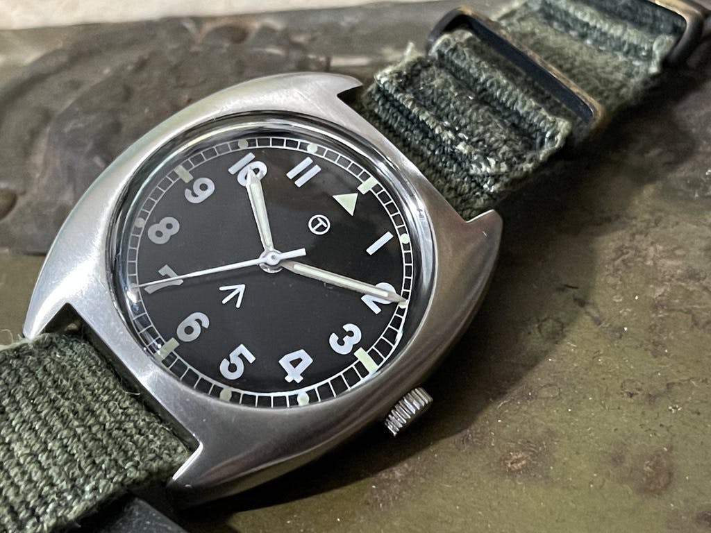 ロイアヤルアーミーの名作を復刻。ブロードアローが光る長年愛された ロイアヤルアーミーの名作を復刻。ブロードアローが光る長年愛された