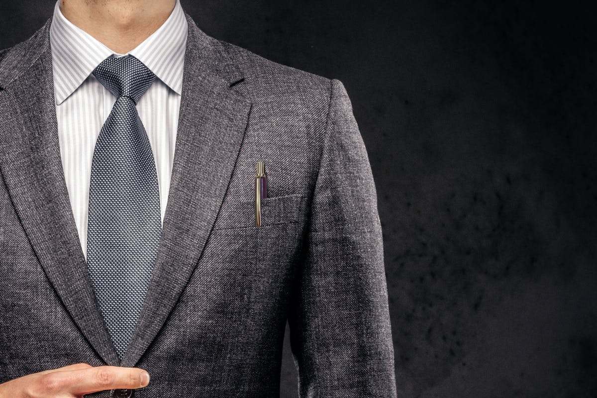 スーツを飾るMare(マーレ)