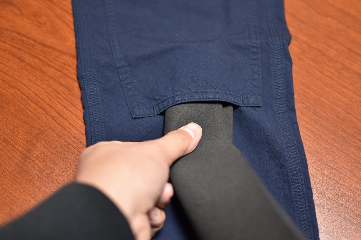 膝下から「クッション」を入れる事が可能です。※Fisherman's Workpants｜HASU®（NTP）ネイビーにて撮影