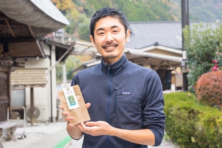 人, 屋外, 男, 持つ が含まれている画像
自動的に生成された説明