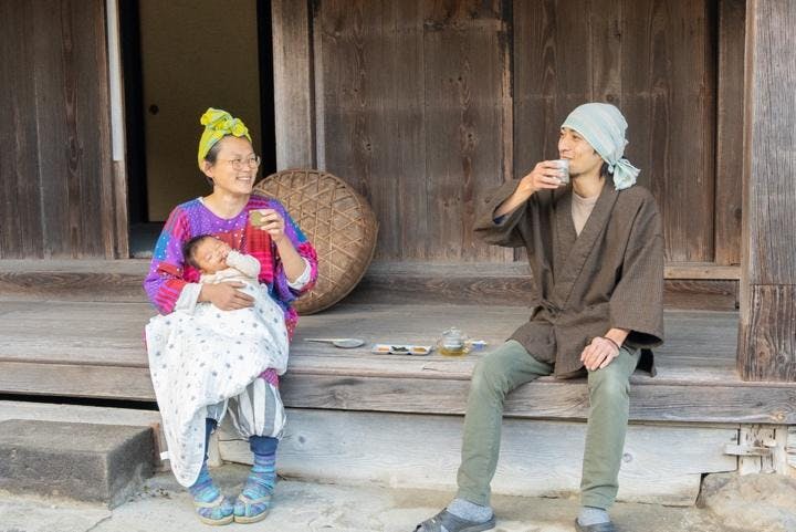 建物, 人, 屋外, 座る が含まれている画像
自動的に生成された説明