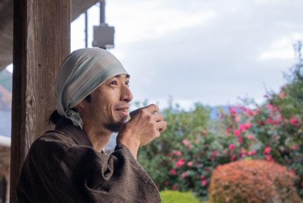 帽子をかぶっている男はひげが生えている男性
中程度の精度で自動的に生成された説明