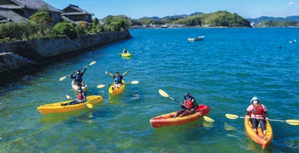 ボートに乗っている人たち
自動的に生成された説明