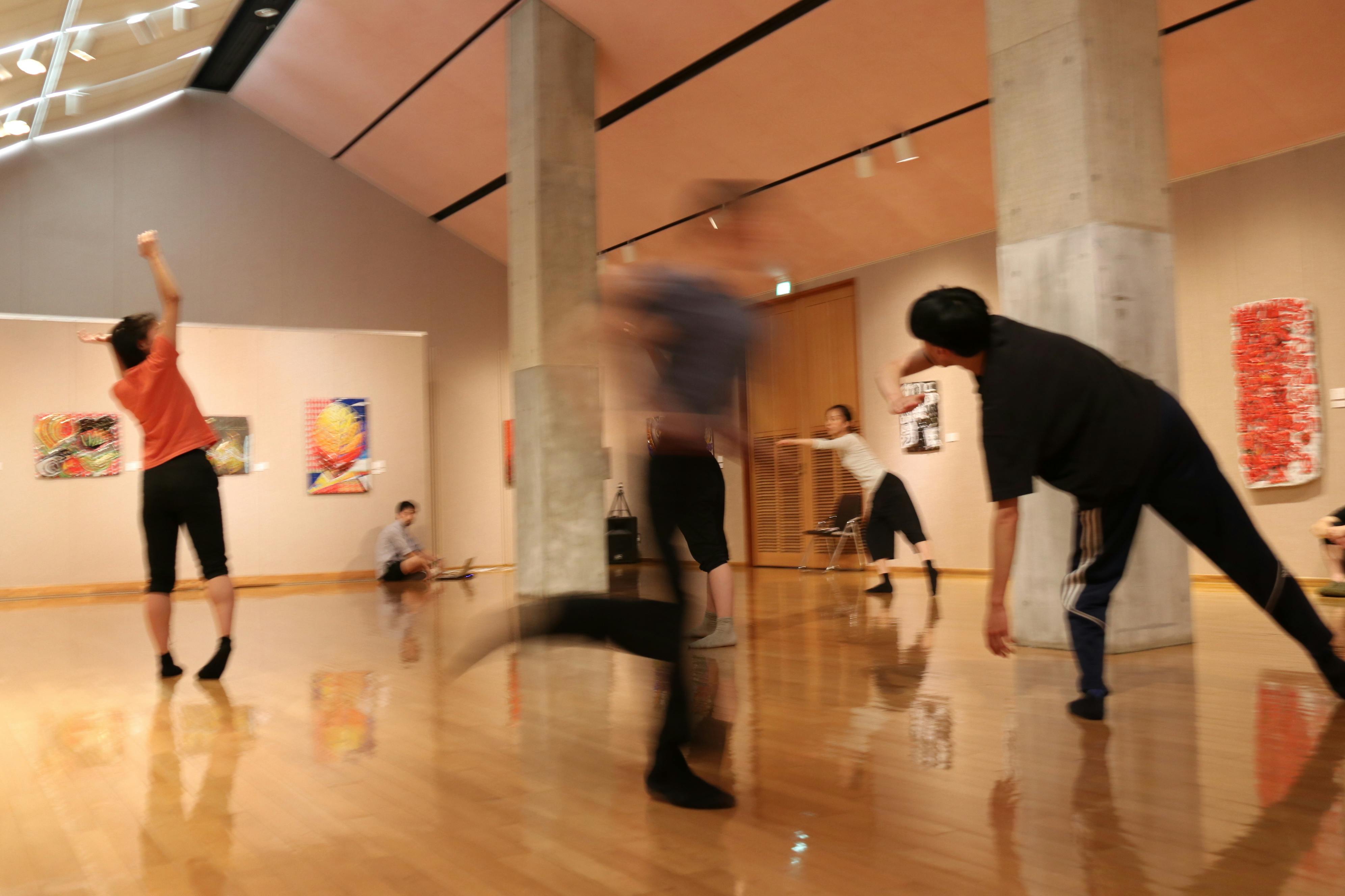 豊岡市立美術館「伊藤清永記念館」でのパフォーマンスの様子　 写真提供　城崎国際アートセンター©igaki photo studio