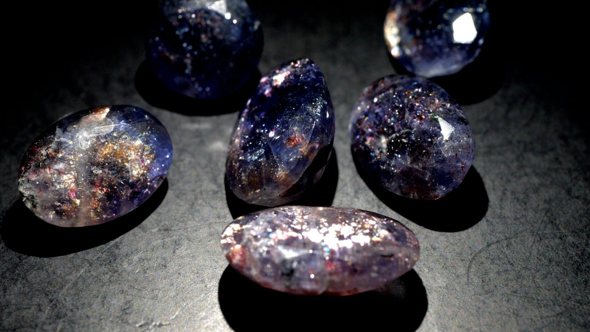 宝石の中の星空。ブラッドショットアイオライトの神秘的な世界