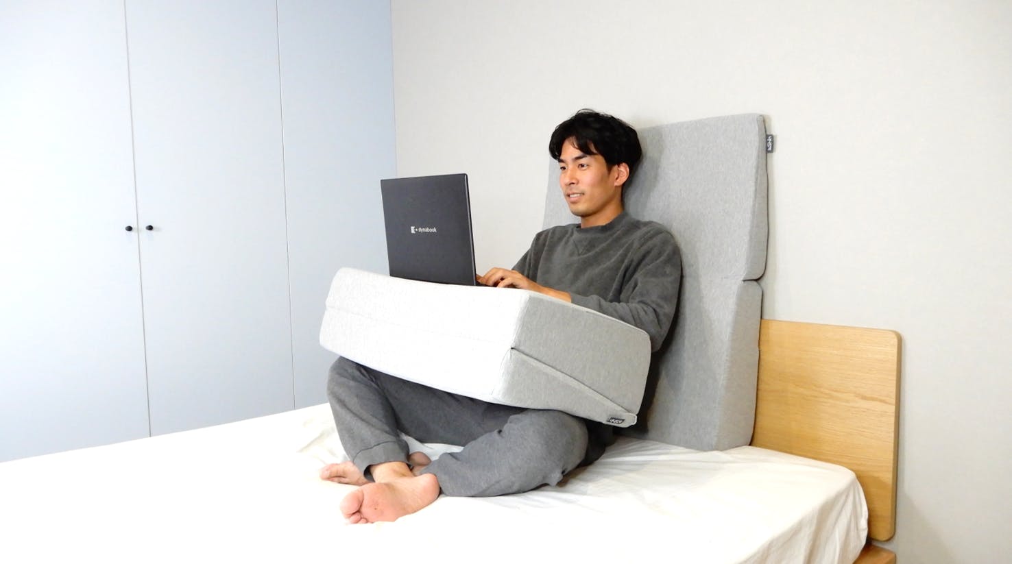 睡眠の専門家＆医師とともに開発した三角枕。こだわり抜いた商品設計で