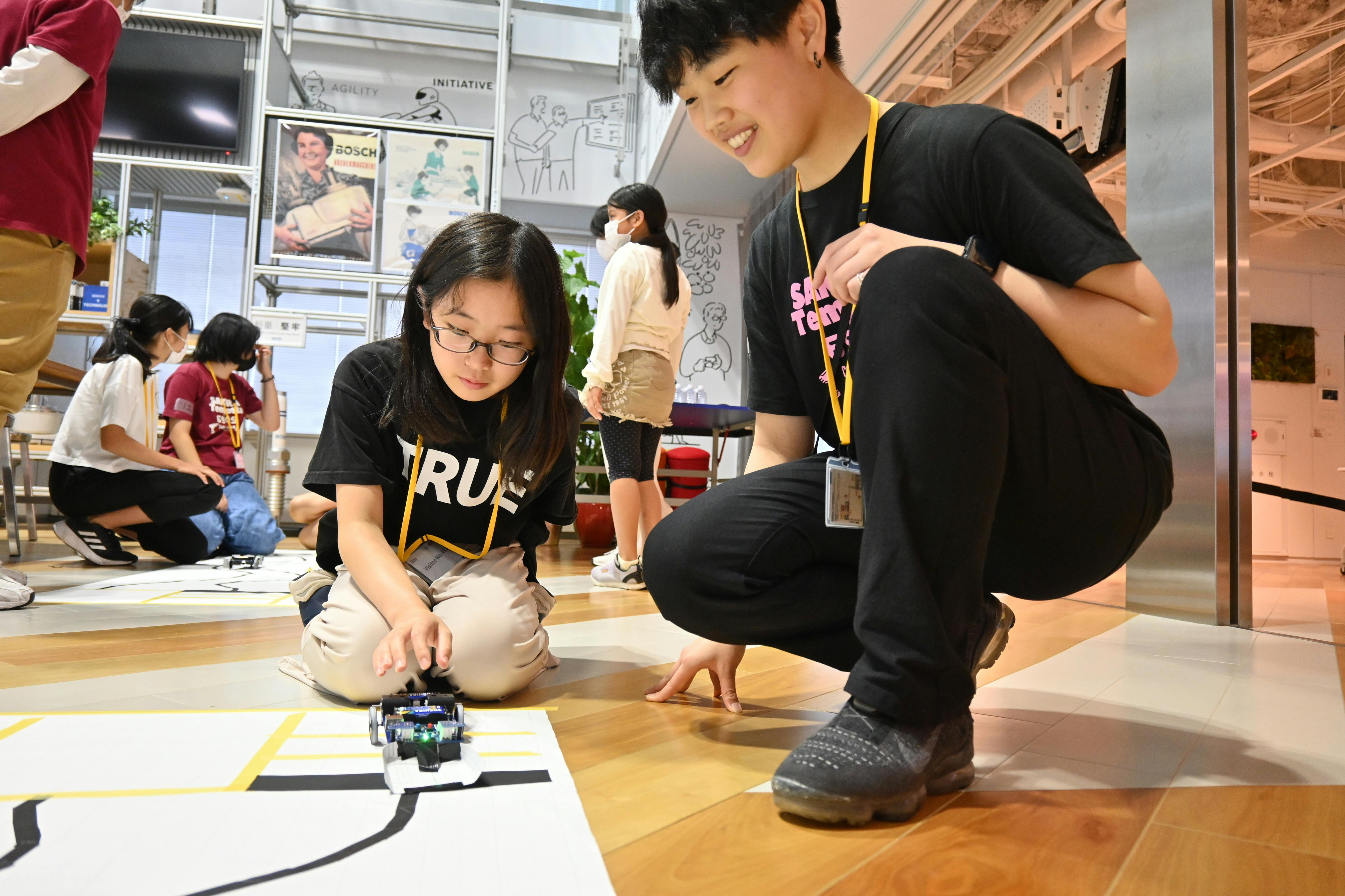 ロボット作りのイベントを行っている様子