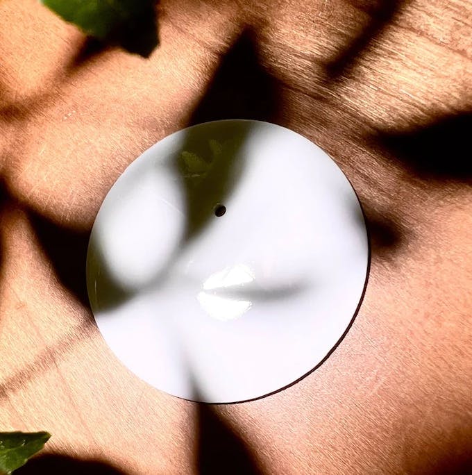 独立した文字盤として使用される薄い（1mm未満）の磁器タイルは、鏡のように滑らかで、表面の最高点と最低点の間の最大誤差は0.05mmでなければなりません。