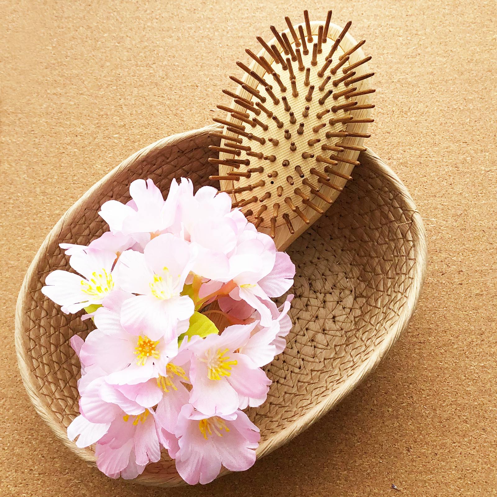 かご編みに入れた天然竹ヘアブラシmedium