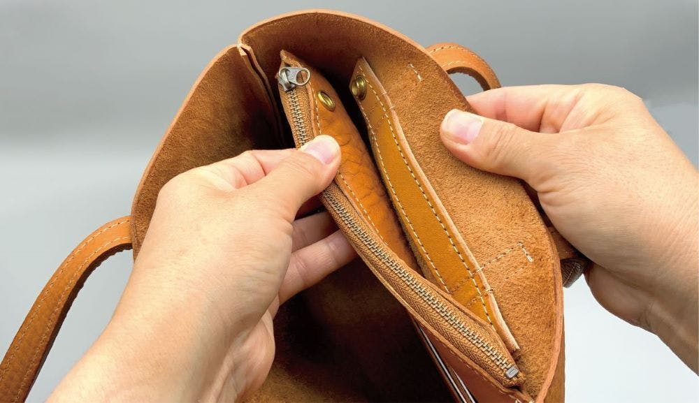 必要なモノだけで、さっと品よくお出かけ。革一筋の職人が作る財布にも