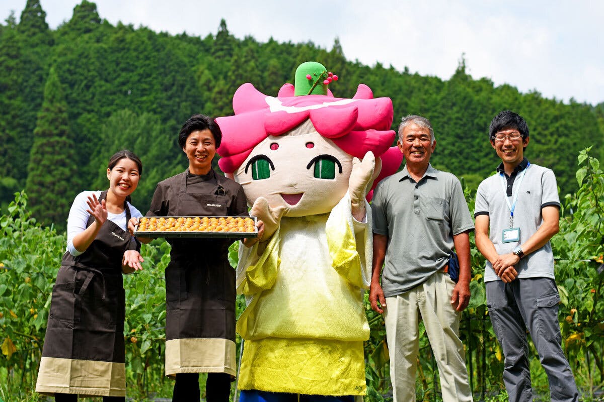 高萩市役所の方とはぎまろくん。そして食用ほうづきの生産を手掛ける＊＊さん