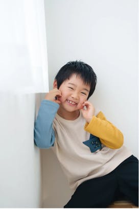 人, 屋内, 若い, 少年 が含まれている画像自動的に生成された説明