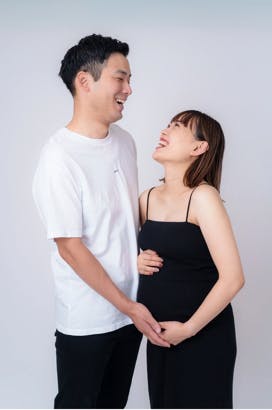 黒いドレスを着ている男性中程度の精度で自動的に生成された説明