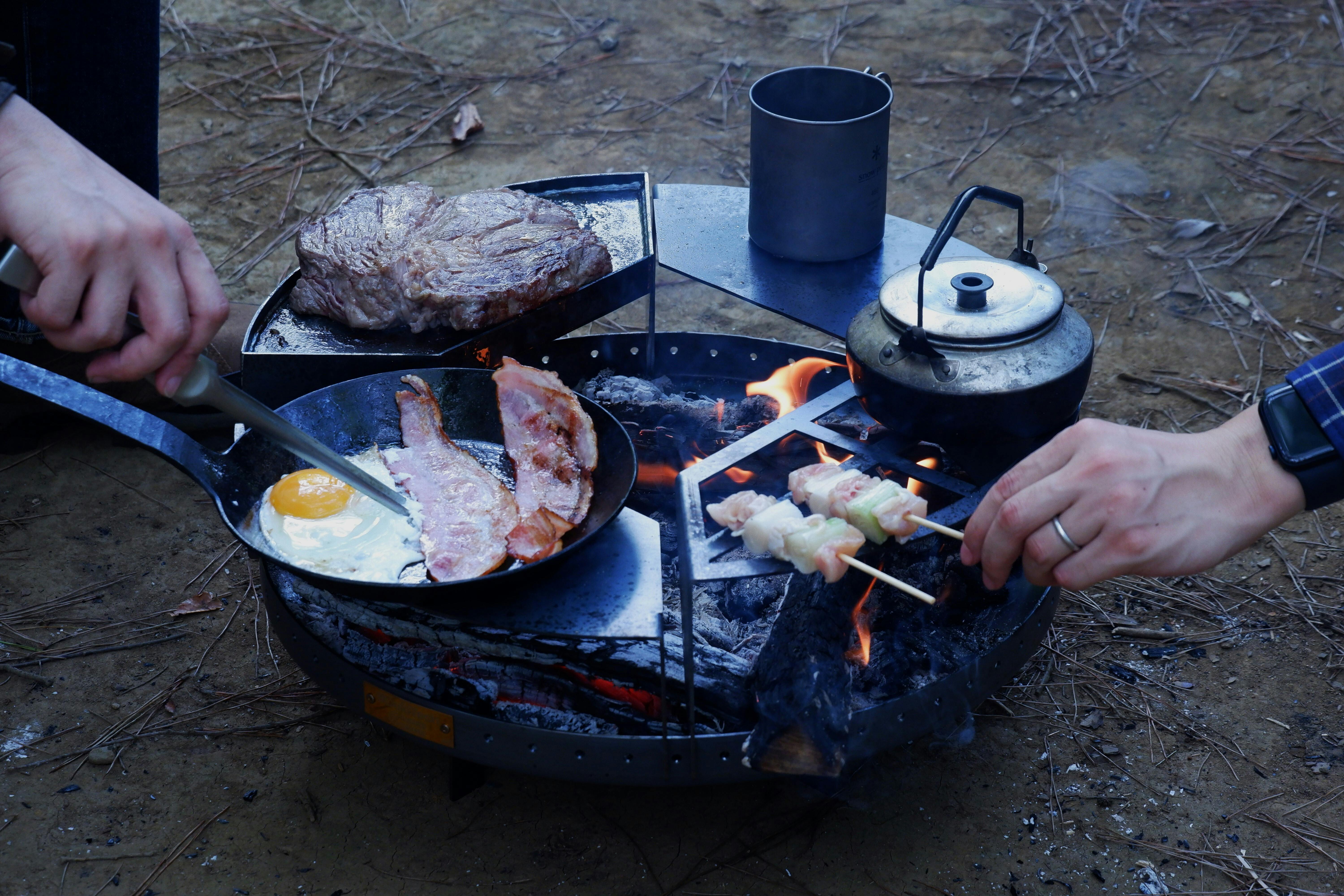 職人集団によって作られる、無骨で味わいのある“まるで直火”な焚き火台 「炎満」 - CAMPFIRE (キャンプファイヤー)