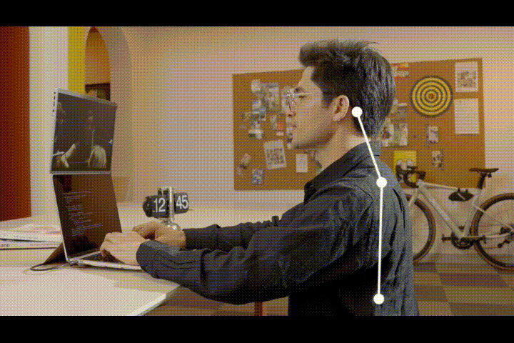 仕事も趣味も、同時進行。縦・横・上と変幻自在な複数モニターで、人生 仕事も趣味も、同時進行。縦・横・上と変幻自在な複数モニターで、人生