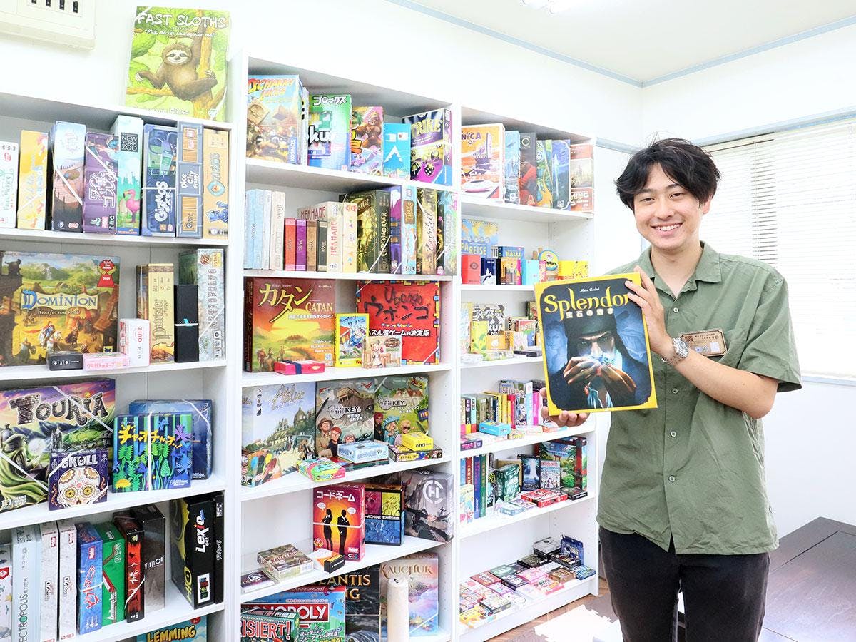 「店内でボードゲーム会やイベントを予定している」とゲームを紹介する店主のクロさん
