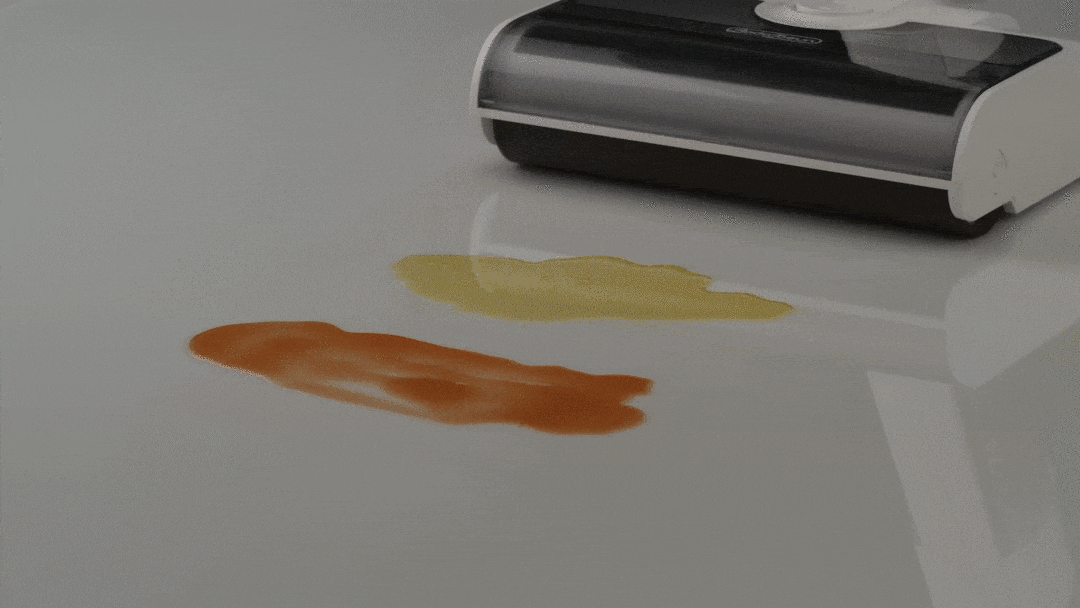 水跡も残さない密着力|ホコリも液体も一度に吸い上げるオールインワン