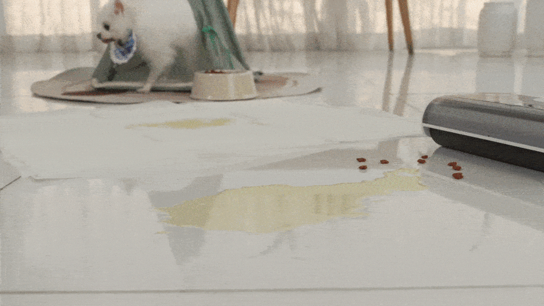 水跡も残さない密着力|ホコリも液体も一度に吸い上げるオールインワン