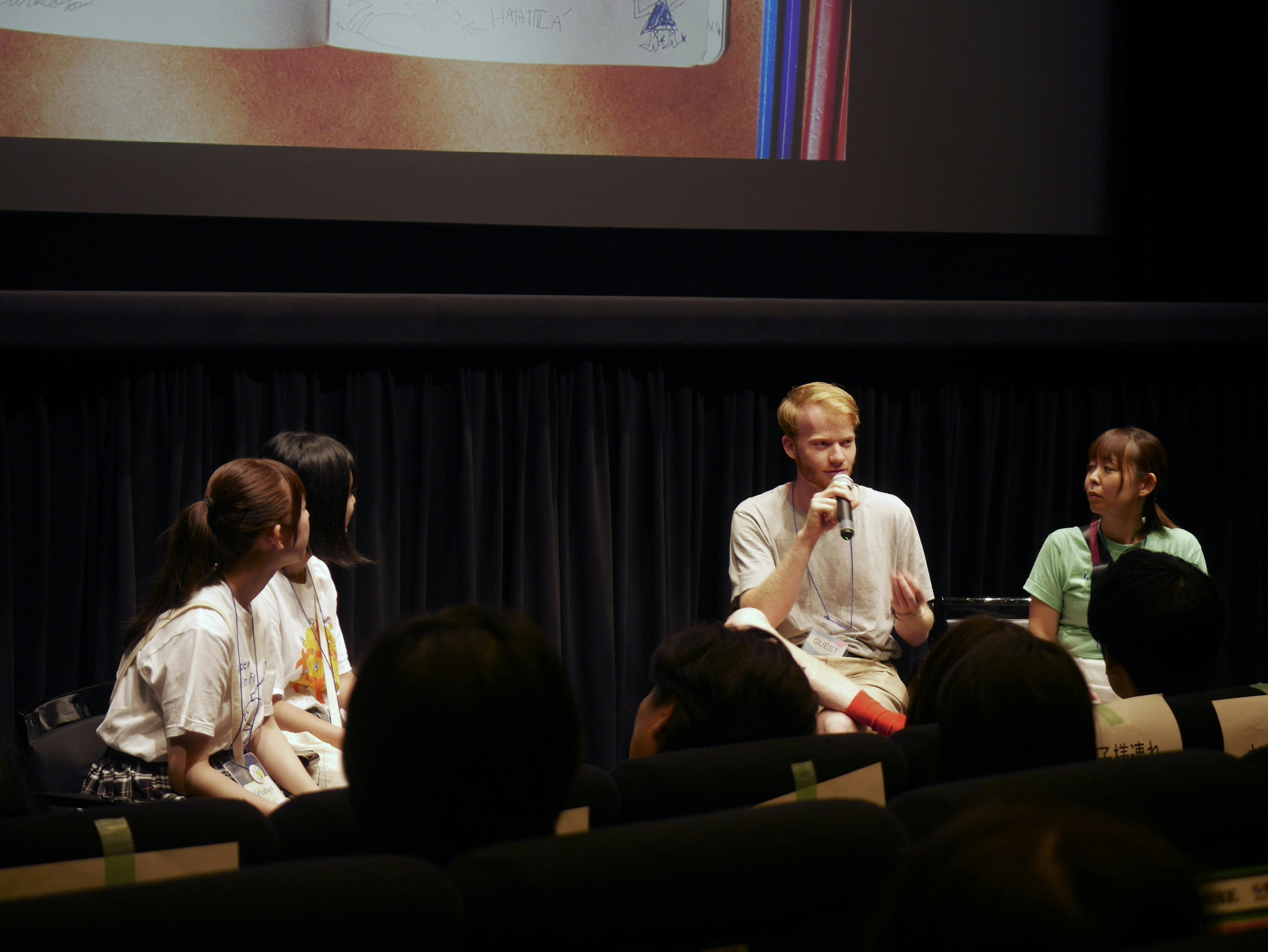 チェコから来日したヤン監督による映画祭でのゲストトークの様子。子どもスタッフ2名がヤン監督へインタビューを実施している。