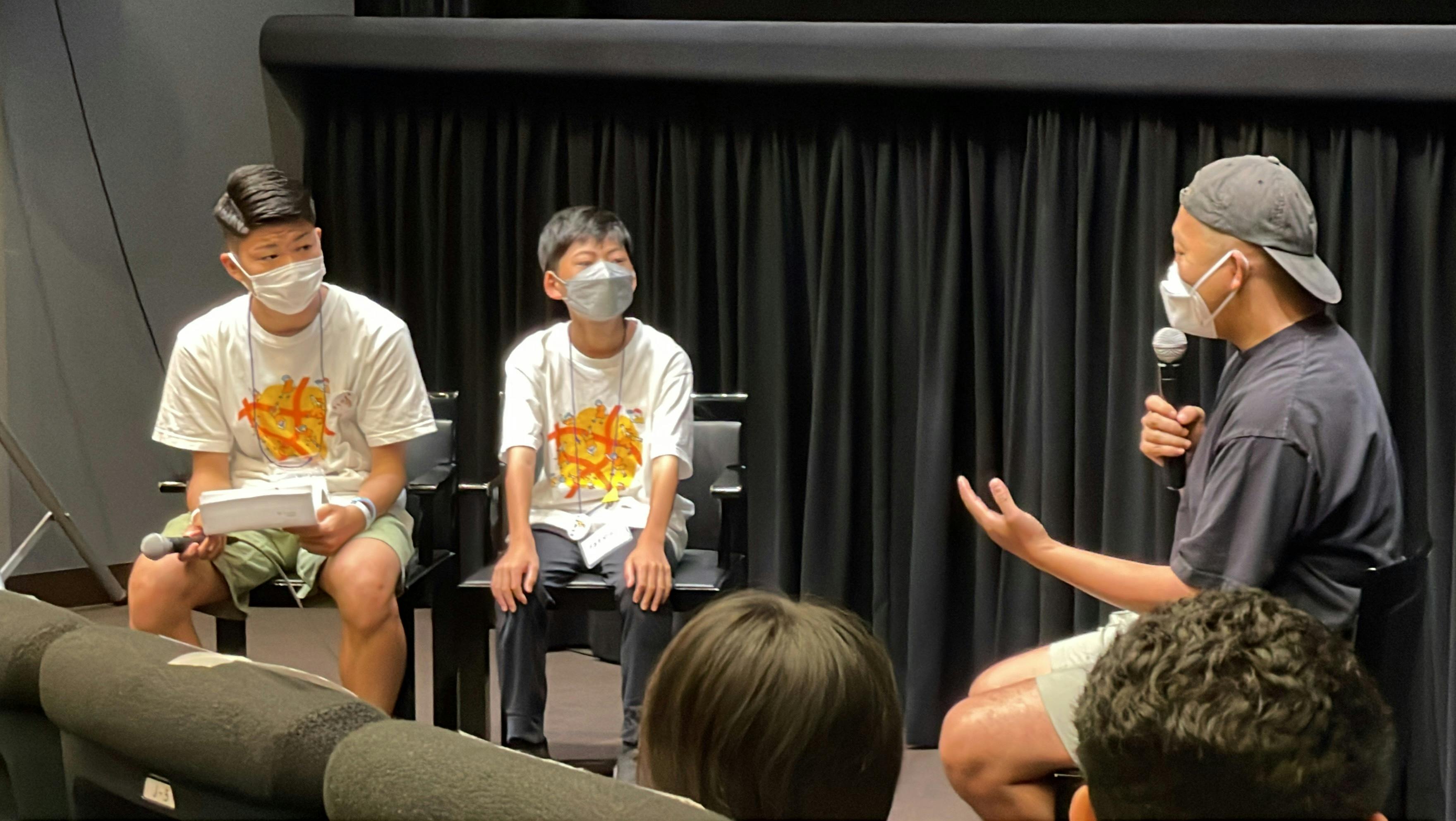 三宅唱監督による映画祭でのゲストトークの様子。子どもスタッフ2名が三宅監督へインタビューを実施している。