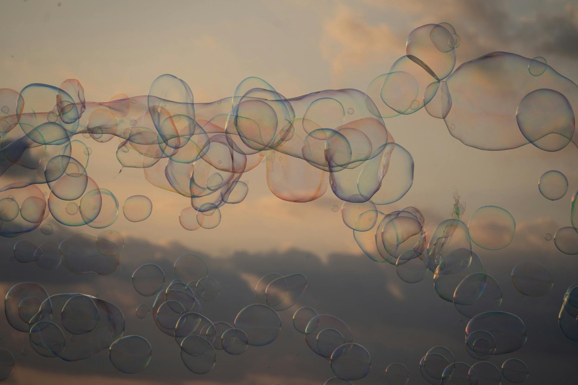 ビーチに栄えるしゃぼん玉の演出