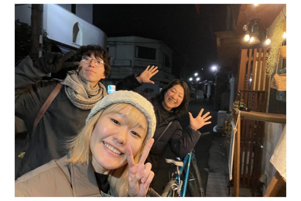 3人が写っている写真です。サニーサイドの児童ホームつくし・施設長の北林さん、理事長の松村さん、helpwell代表・櫻田千江里が写っています