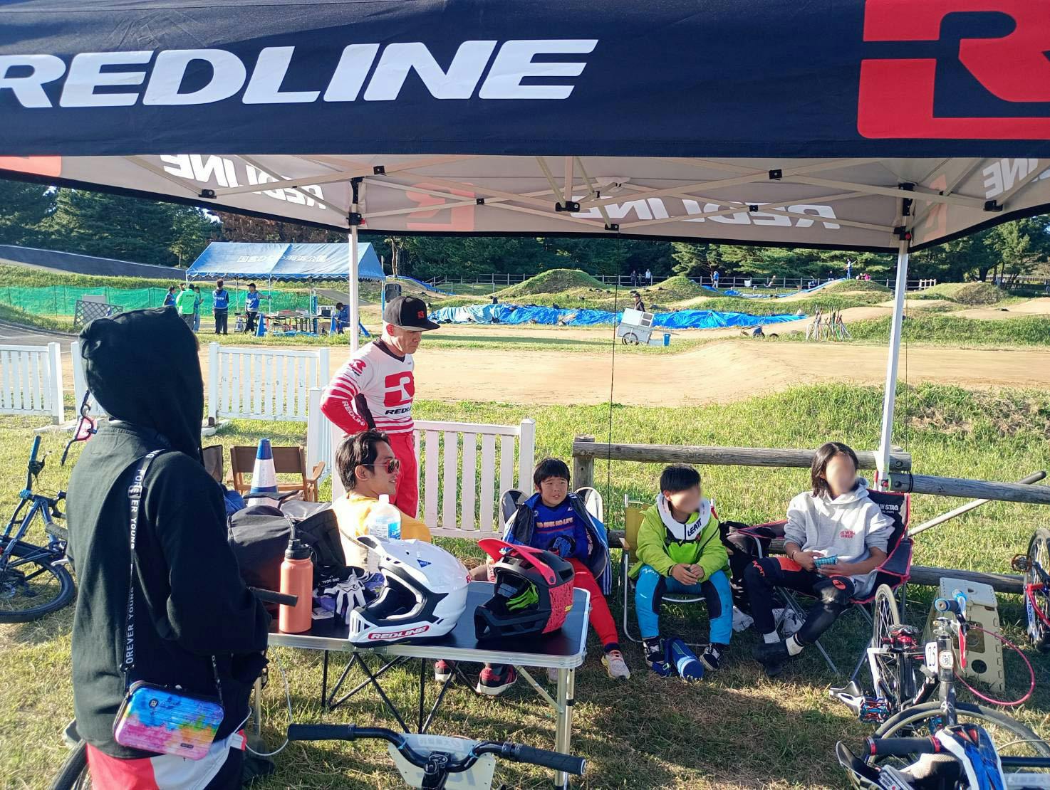 大会中、専属のコーチからアドバイスを受けている様子