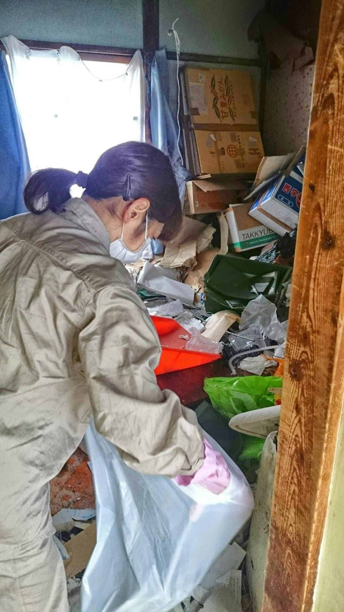 ゴミアパート清掃中