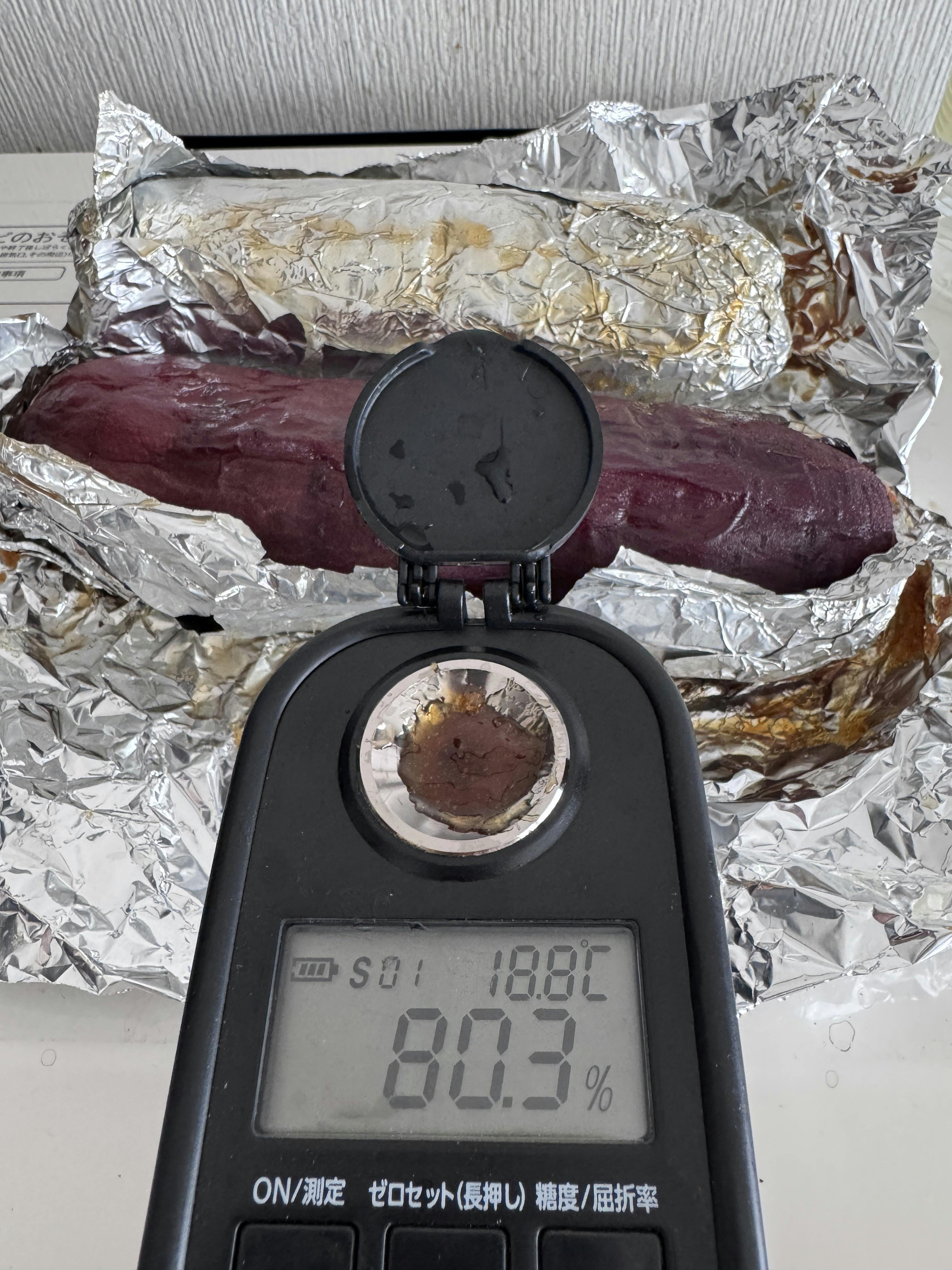 溢れ出てきた蜜を糖度計で計測しました