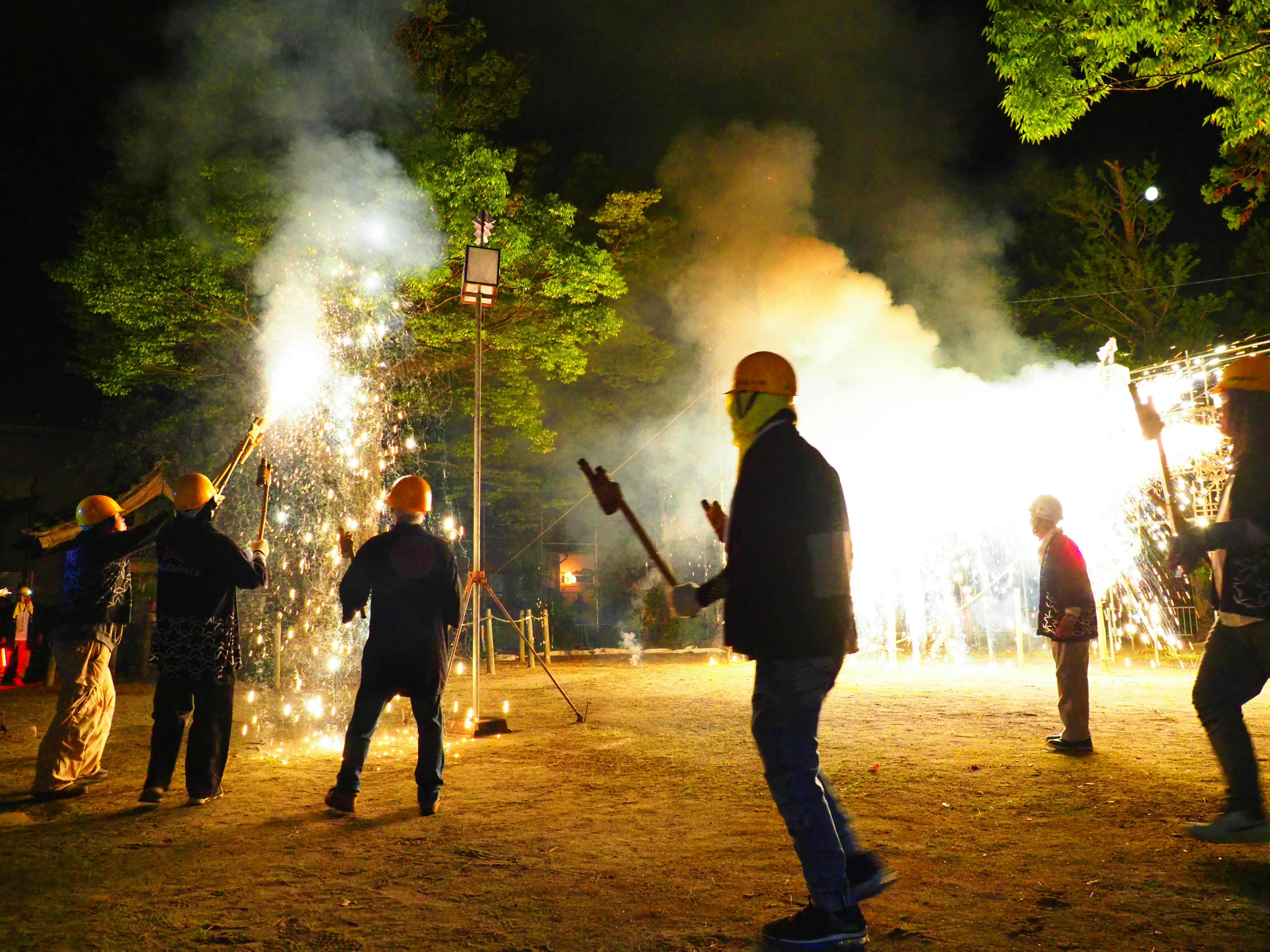 花火師たちによる草花火