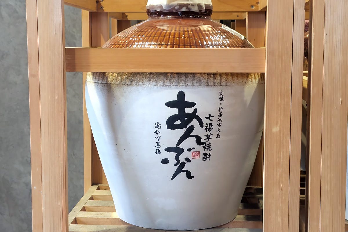 【写真】倉庫で発見された未開封甕入りの白芋焼酎（20年熟成）